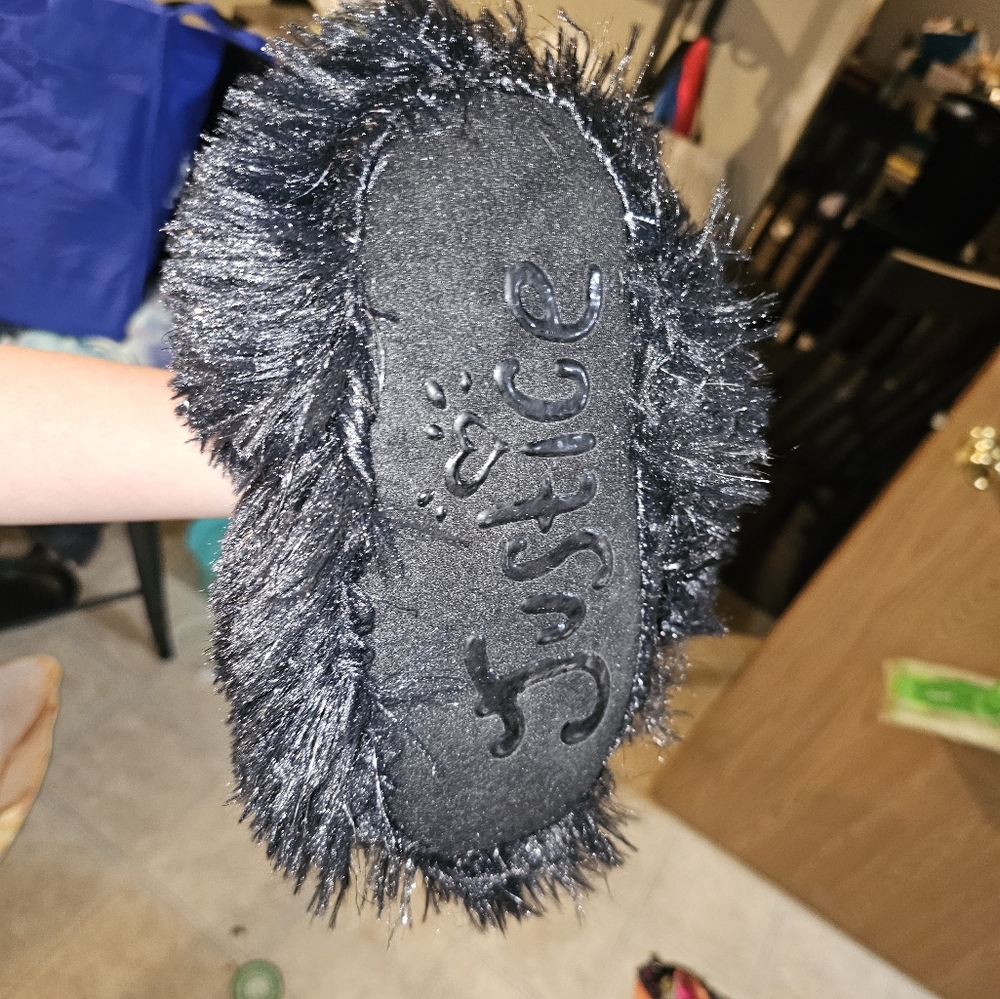 🎁 SALE 🎁Justice Girls Fuzzy Slippers - Picture 5 of 6